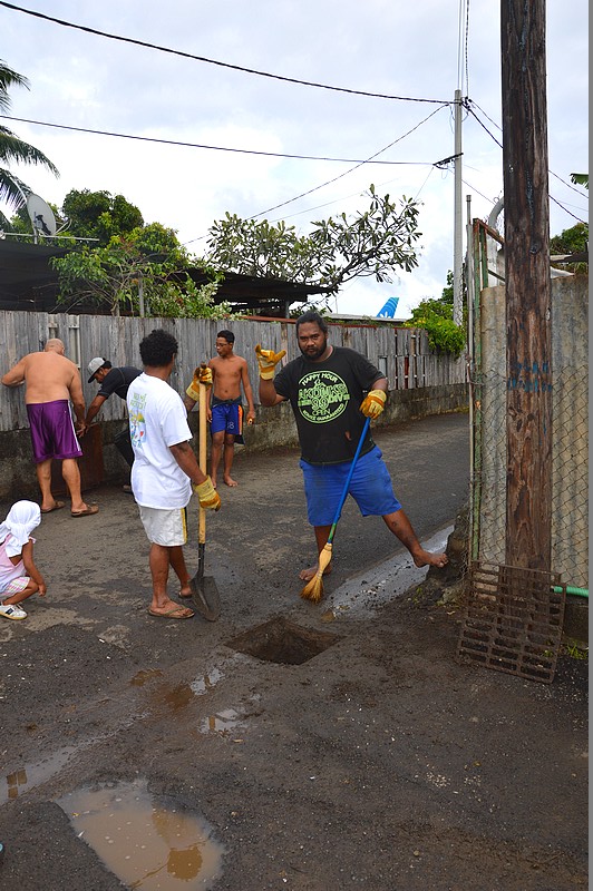 "J'aime mon quartier" : opération nettoyage pour les jeunes de Faa'a