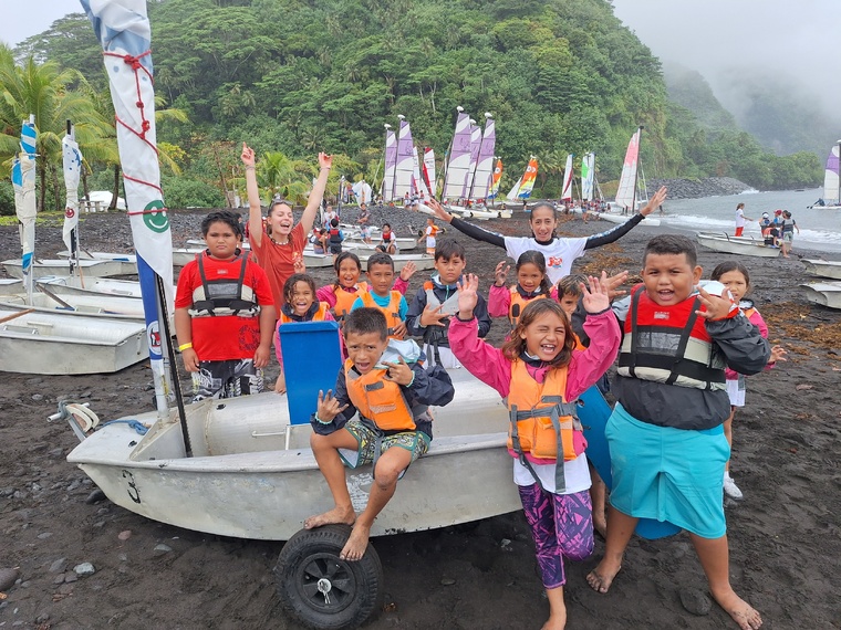C’est parti pour cinq semaines de vacances solidaires à Tautira (Crédit : Anne-Charlotte Lehartel).