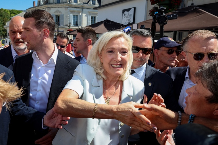 Présidentielle: Le Pen démarre sa campagne largement en tête (sondages)