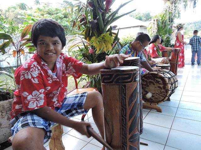 Les invités de la journée polynésienne ont été accueillis en musique par des enfants de l'IIME, qui ont visiblement le sens du rythme.