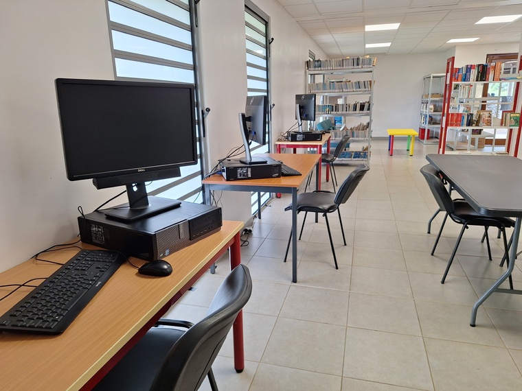 Trois postes informatiques sont accessibles sur place. Trois postes informatiques sont accessibles sur place.