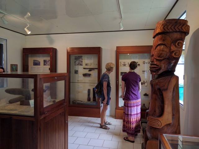 Le nouveau musée  contient des objets ethnographiques marquisiens dont certains sont des pièces originales.