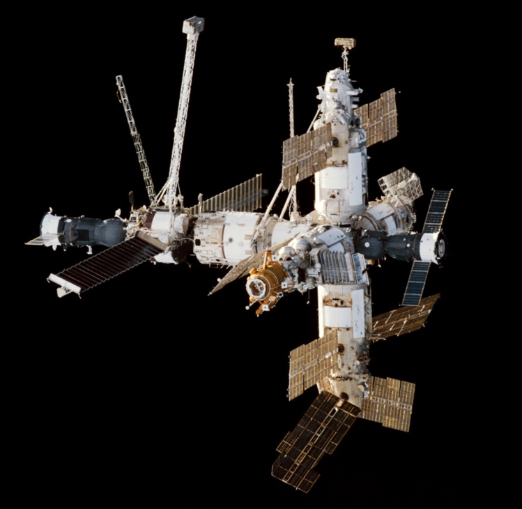 La station Mir est le plus célèbre occupant de ce cimetière spatial, qu'il a rejoint en 2001. (Crédit : NASA, photo prise le 9 février 1998 depuis par navette spatiale Endeavour)