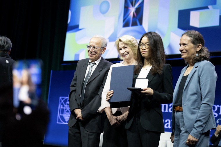 La médaille Fields couronne quatre jeunes mathématiciens, dont deux Chinois La médaille Fields couronne quatre jeunes mathématiciens, dont deux Chinois