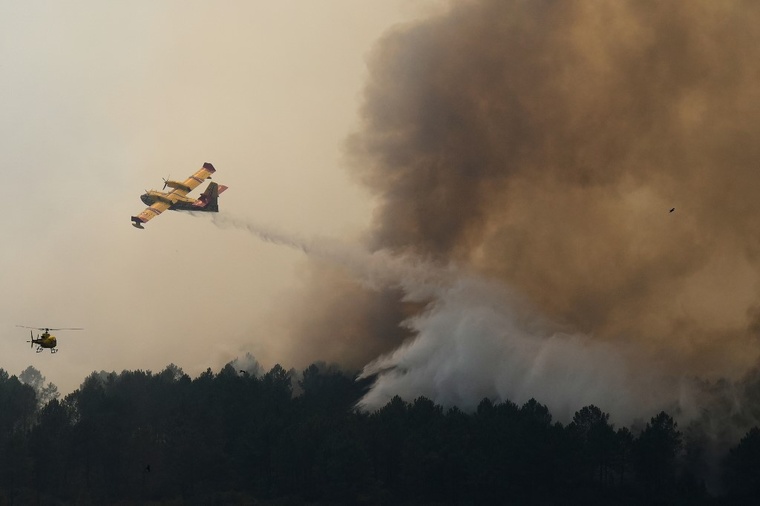 Mégafeu en Gironde : "stabilisé" mais avec 14 reprises de feu, avant l'arrivée d'un nouveau "pic de chaleur" Mégafeu en Gironde : "stabilisé" mais avec 14 reprises de feu, avant l'arrivée d'un nouveau "pic de chaleur"