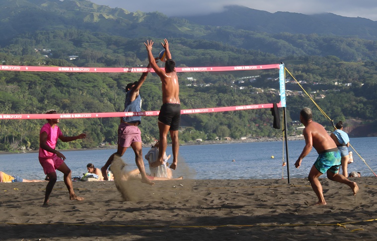 La pointe Vénus offre un cadre idyllique pour le beach volley, mais les participants à la deuxième étape du tournoi fédéral, samedi, ont tout donné physiquement comme ici lors de la finale hommes.