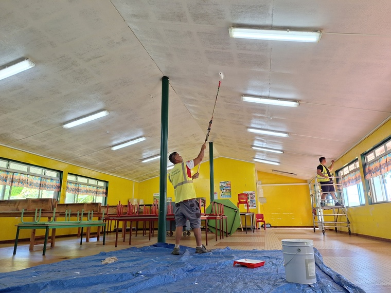 Dernières touches de peinture à l’école Ahototeina de Teahupo’o (Crédit : Anne-Charlotte Lehartel)
