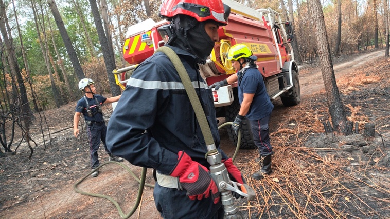 Les pompiers polynésiens sur le terrain avec leurs confrères de Dordogne (Crédit : DR). Les pompiers polynésiens sur le terrain avec leurs confrères de Dordogne (Crédit : DR).