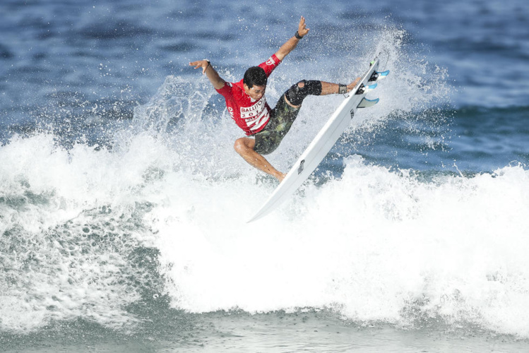 'Mihiboy' doit sufer avec une genouillère 'Mihiboy' doit sufer avec une genouillère