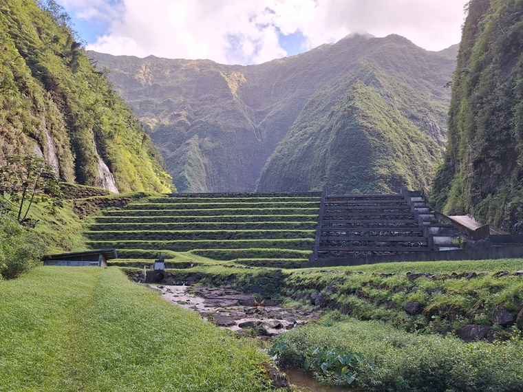 Star des réseaux nichée en pleine nature, le barrage de Titaaviri 2 est avant tout un ouvrage dédié à la production d’énergie hydroélectrique (Crédit : Anne-Charlotte Lehartel).