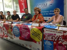 Clotilde Gautier (tout à droite), présidente de l'association des commerçants, à l'occasion de la conférence de presse du Heiva des commerçants. (Crédit photo : CCISM).