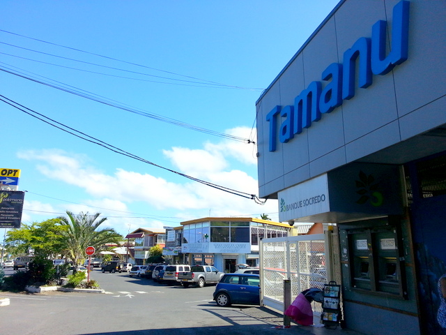Le centre commercial Tamanu est au PK 14,8.