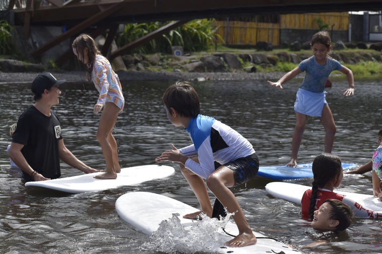 Initiation avec le surfeur Manake’i Kahiha, qui vient d’ouvrir son école à la Presqu’île.