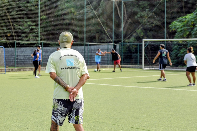 Jouer au foot pour décrocher un emploi