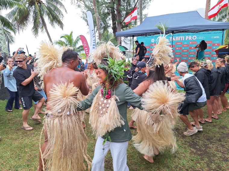 La danse avant la compétition pour les surfeurs à Teahupo’o (Crédit : Anne-Charlotte Lehartel).