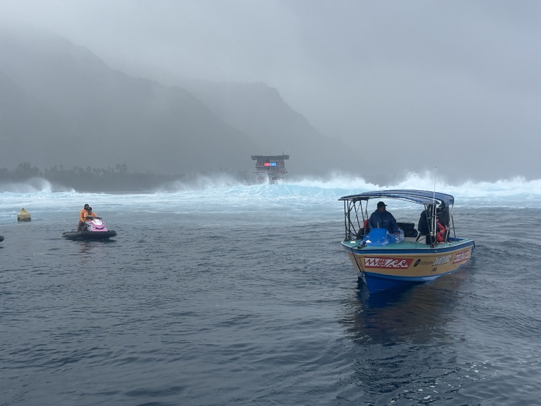 Kauli Vaast et Kelly Slater se qualifient dans des conditions dantesques Kauli Vaast et Kelly Slater se qualifient dans des conditions dantesques