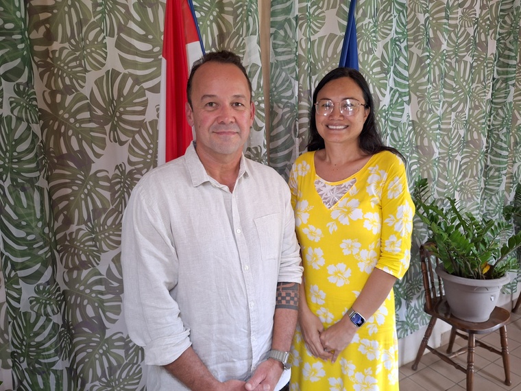 Steeve Hamblin et sa suppléante, Tauatea Taaviri-Junot, ont donné le coup d’envoi de leur campagne, ce mercredi, à Vairao (Crédit : Anne-Charlotte Lehartel).