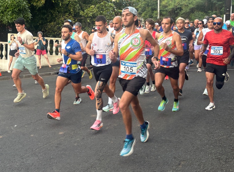 Près de 250 coureurs ont pris le départ de la course à la mairie de Arue. @V.F.