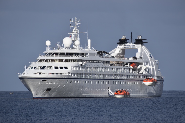 Le Star Breeze en escale dans la baie de Vairao, dimanche matin.