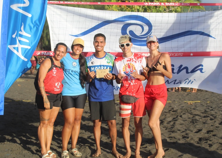 Le quatuor composé de Hanalei Pecheret, Natura Rey, Kimhi Roomataaroa et Terooarii Foster, vainqueur en green volley, a été récompensé par Anne Faaio (à gauche), la vice-présidente déléguée de la FTVB.