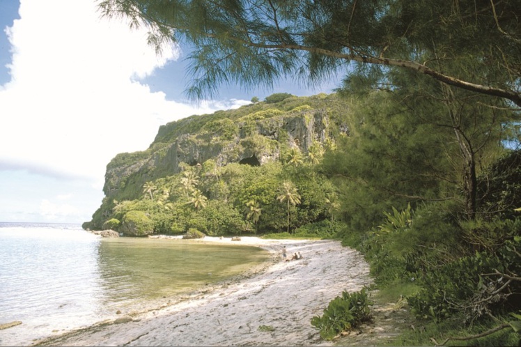 La plage devant la passe Taero, au pied de la pointe Mauo. La plage devant la passe Taero, au pied de la pointe Mauo.
