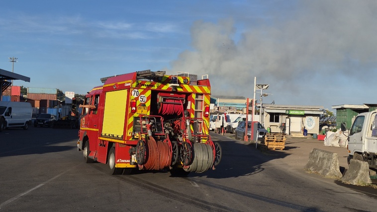 Le CRT de Motu Uta en proie aux flammes, le tri compromis Le CRT de Motu Uta en proie aux flammes, le tri compromis