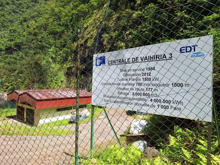 La centrale de Vahiria 3, en contre-bas du chantier.