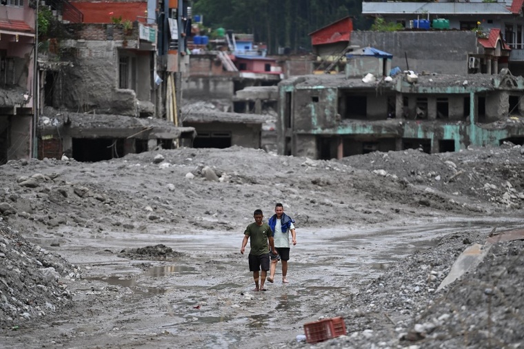Crue dans l'Himalaya: les opérations de secours progressent péniblement, près de 800 morts Crue dans l'Himalaya: les opérations de secours progressent péniblement, près de 800 morts