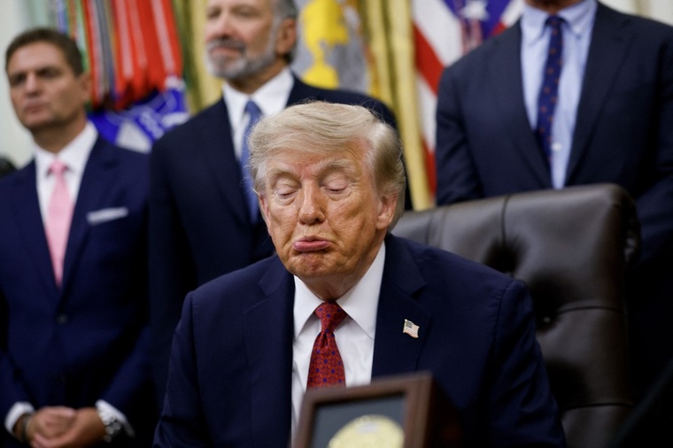 Trump menace de bombarder "fort" l'Iran après de premiers échanges de frappes en un mois Trump menace de bombarder "fort" l'Iran après de premiers échanges de frappes en un mois