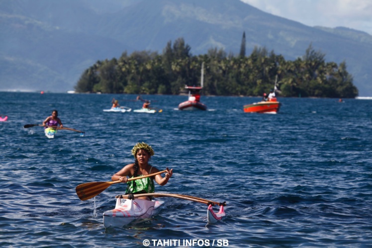 Un plan d'eau magnifique avec Tahiti Iti en arrière plan Un plan d'eau magnifique avec Tahiti Iti en arrière plan