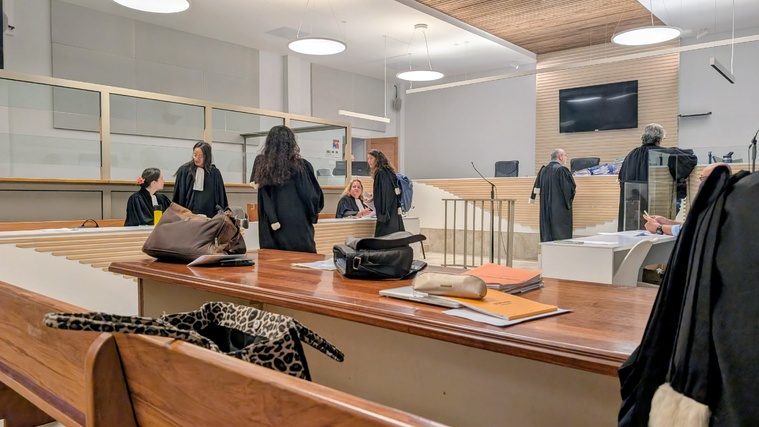 Un homme retrouvé mort après avoir été éjecté d'une voiture en marche à Papara : le chauffard condamné à trois ans de prison Un homme retrouvé mort après avoir été éjecté d'une voiture en marche à Papara : le chauffard condamné à trois ans de prison