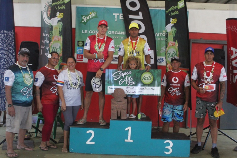 Brice Punuataahitua a remporté le Super Aito 2026 en devançant Hitiroa Masingue, Tapuarii Tamaititahio (absent sur la photo) et Keith Vernaudon. Le chèque conséquent l’a récompensé de ses efforts.