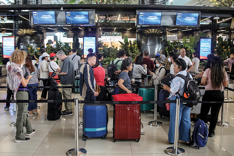 ​Huit aéroports fermés après une éruption volcanique, 170.000 passagers bloqués