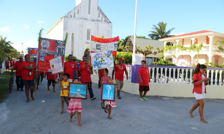 Une centaine de personnes ont répondu présente. Le cortège s'est rendu à la mairie de Makemo Une centaine de personnes ont répondu présente. Le cortège s'est rendu à la mairie de Makemo
