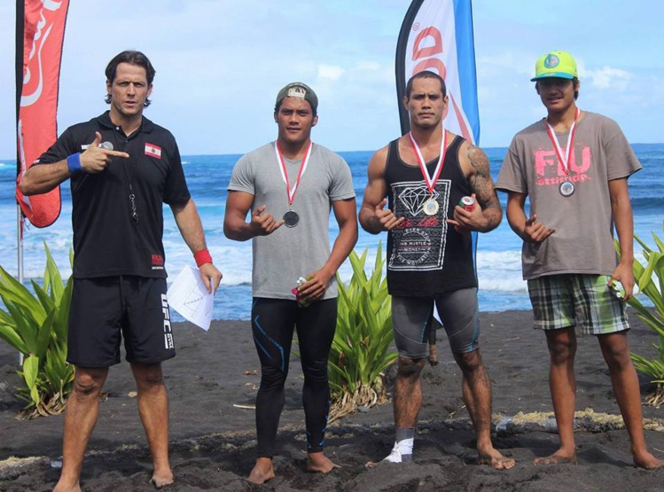 David Proia à gauche, de la fédé de lutte, était aussi de la partie, ici avec Tamahau Mc Comb en noir David Proia à gauche, de la fédé de lutte, était aussi de la partie, ici avec Tamahau Mc Comb en noir