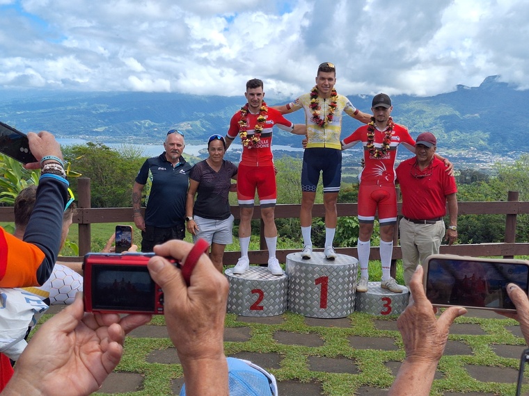 Podium masculin de la troisième étape avec vue sur l’isthme (Crédit : Anne-Charlotte Lehartel). Podium masculin de la troisième étape avec vue sur l’isthme (Crédit : Anne-Charlotte Lehartel).