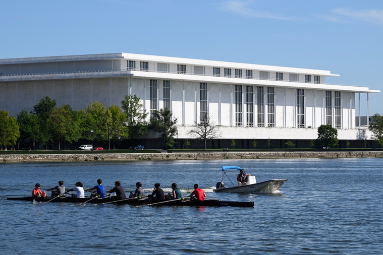Trump menace de ne pas rouvrir le Kennedy Center si son nom n'y est pas apposé