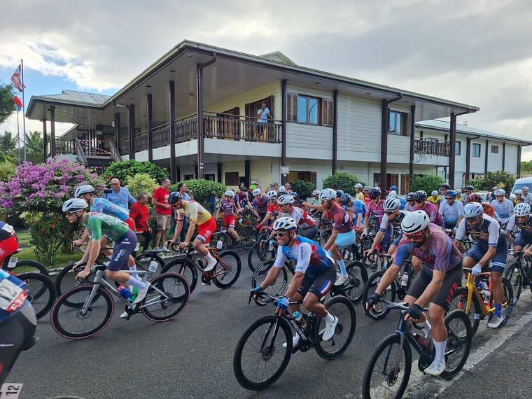 Top départ sur les hauteurs de la mairie de Taravao (Crédit : Anne-Charlotte Lehartel).