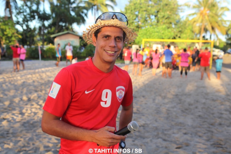 Naea Bennett a fondé la première école de beach soccer Naea Bennett a fondé la première école de beach soccer