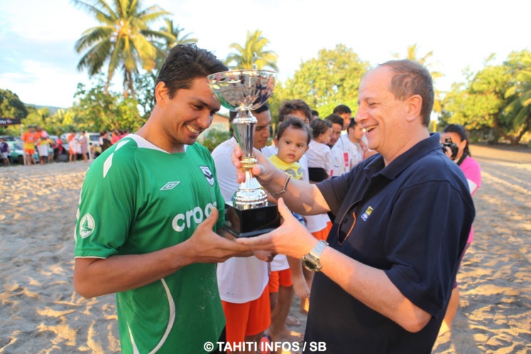 Franck Revel a reçu la coupe des mains du PDG de l'OPT Jean François Martin Franck Revel a reçu la coupe des mains du PDG de l'OPT Jean François Martin