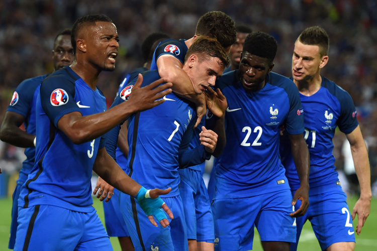 Euro-2016/Demies: à la mi-temps, la France mène grâce à un penalty de Griezmann