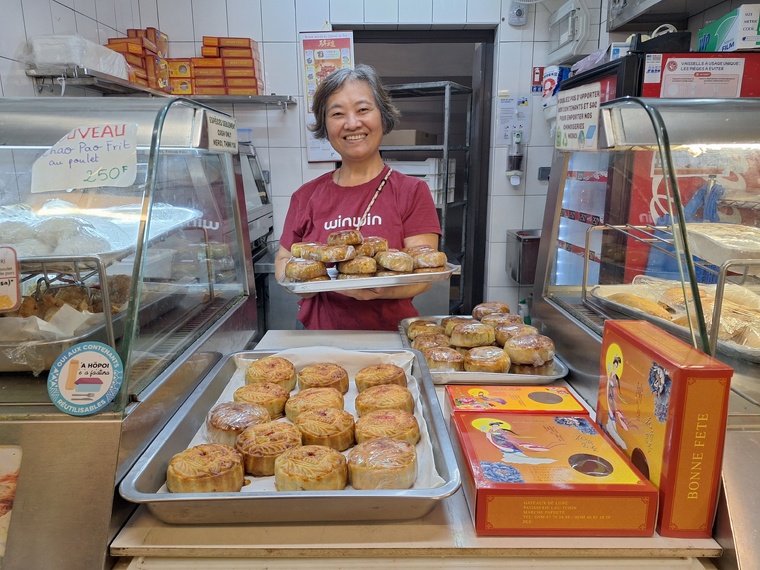 Wen Tchin Lau et sa famille tiennent à “transmettre ce goût des gâteaux de lune” (Crédit : Anne-Charlotte Lehartel).