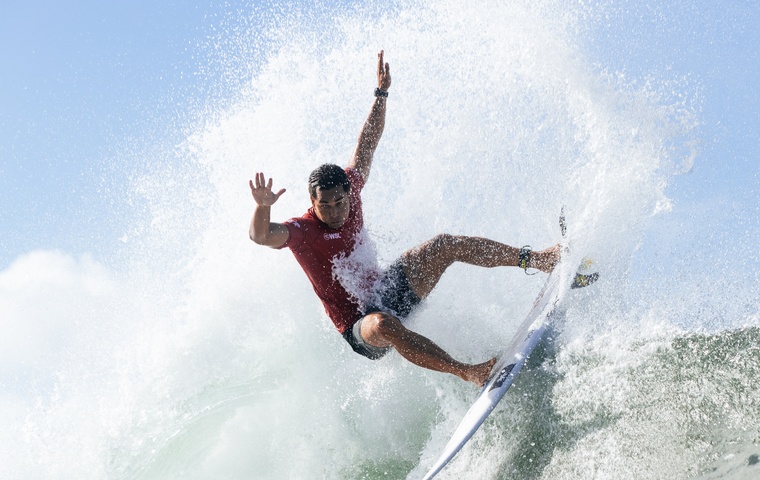 Les surfeurs polynésiens jouent gros au Brésil et au Portugal