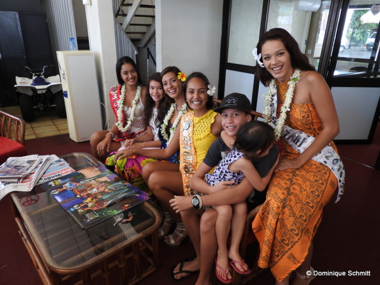 Vaea Ferrand et ses dauphines ont offert des posters dédicacés à leurs fans. Vaea Ferrand et ses dauphines ont offert des posters dédicacés à leurs fans.