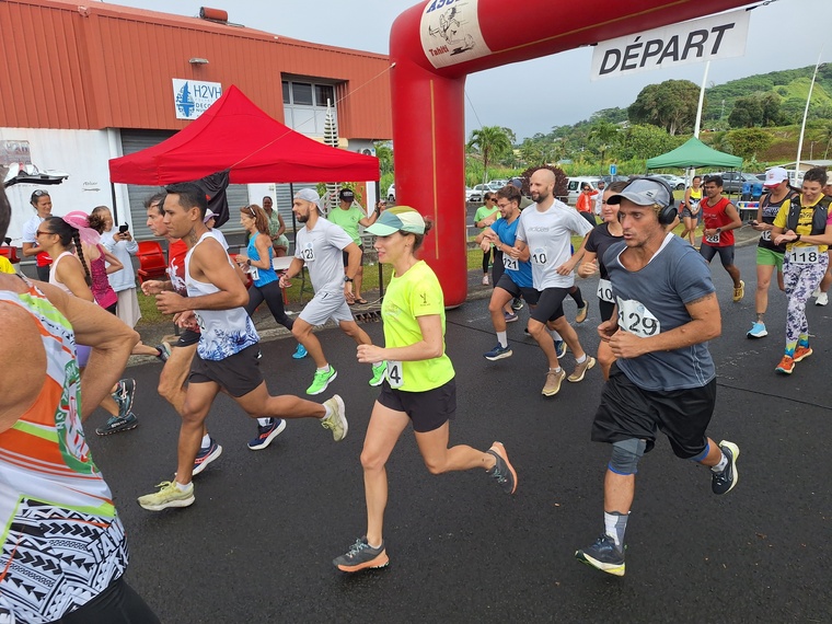 Top départ du 8 km à la zone industrielle de Faratea, dimanche matin.