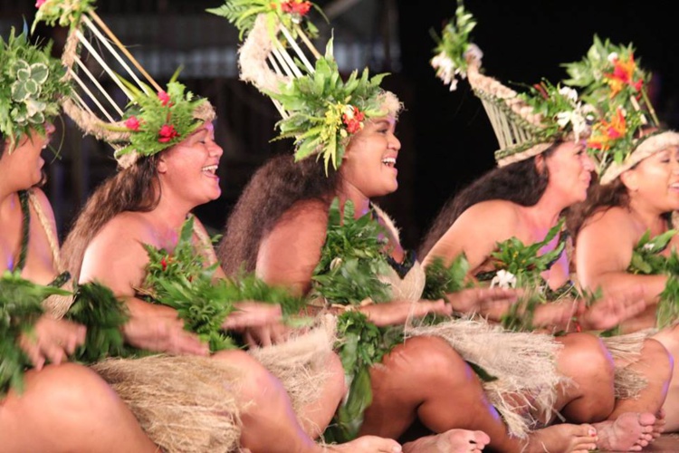Les danseurs interprétant le thème La destinée de Maui né fœtus.