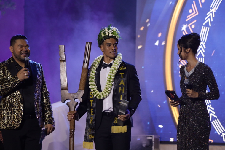 Heifara Voirin sacré Mister Tahiti 2026 dans une ambiance de stade Heifara Voirin sacré Mister Tahiti 2026 dans une ambiance de stade