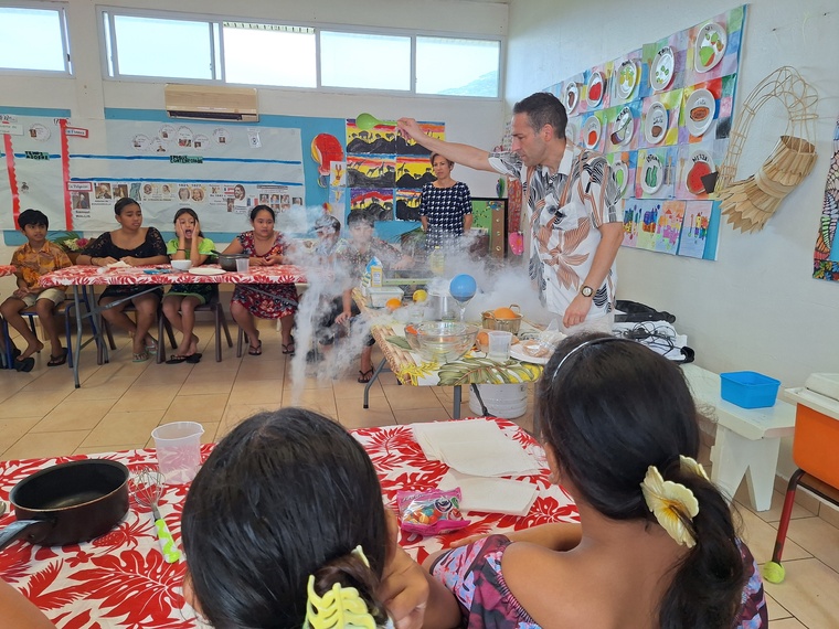 Les élèves n’ont pas perdu une miette de leur premier atelier de cuisine moléculaire (Crédit : Anne-Charlotte Lehartel).