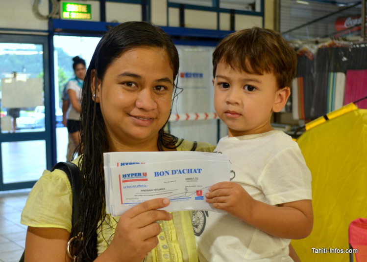 Hinerava Tetuanui de Paea a remporté le gros lot : 1,2 million de francs en bons d'achat Hinerava Tetuanui de Paea a remporté le gros lot : 1,2 million de francs en bons d'achat