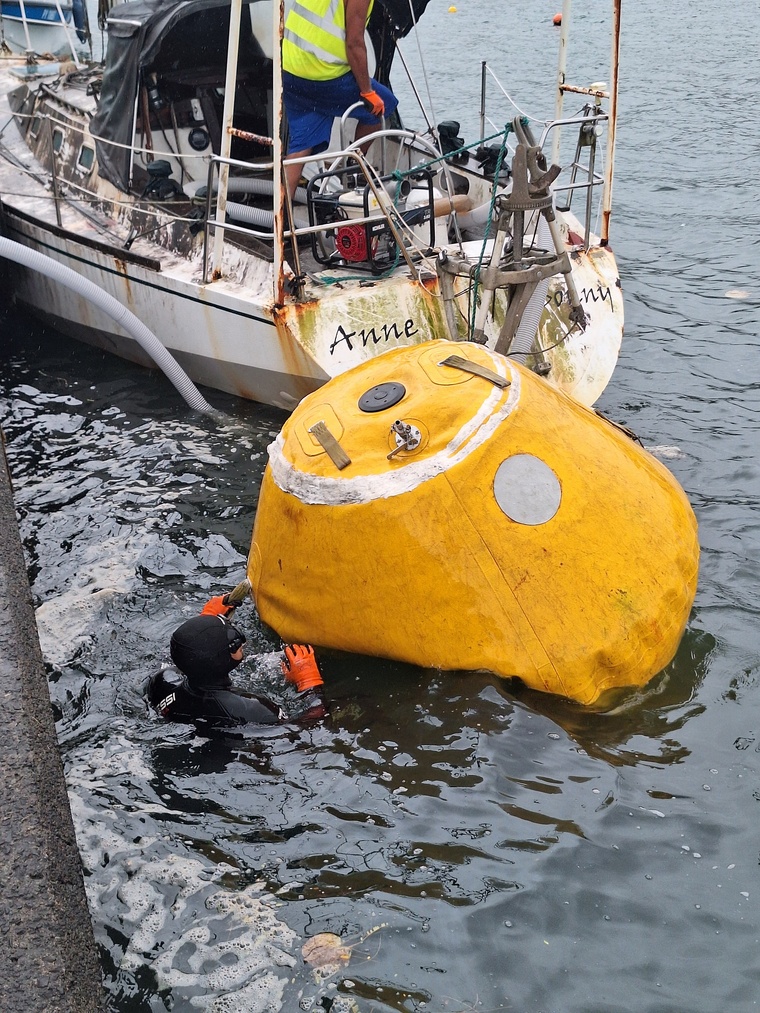 Une inspection a permis de confirmer la présence d’une voie d’eau, à l’arrière.